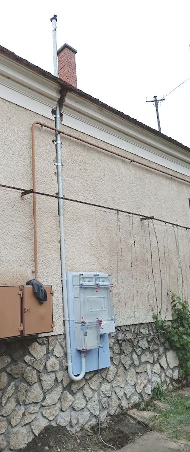 Homlokzatra szerelet két mérőhelyes tetőtartós mérőhely